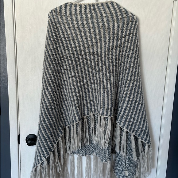Handmade cashmere-like poncho - Picture 2 of 2
